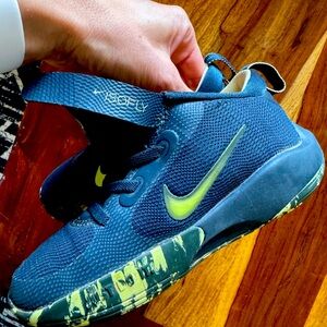 Kids Nike ISOFLY sneakers size 12c